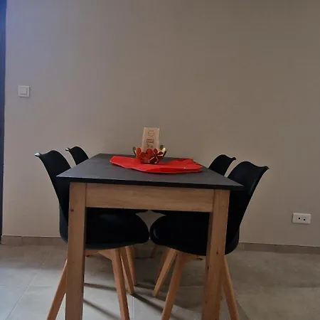 Superbe Porte De La Cite Medievale A Entierement Renove Tres Bien Equipe 6 Pers Balcon Clim Parking Prive Devant * Sommières