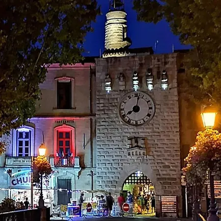 Superbe Porte De La Cite Medievale A Entierement Renove Tres Bien Equipe 6 Pers Balcon Clim Parking Prive Devant Sommières