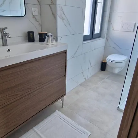 Superbe Porte De La Cité Médiévale à Entièrement Rénové Très Bien équipé 6 Pers Balcon Clim Parking Privé Devant Appartamento