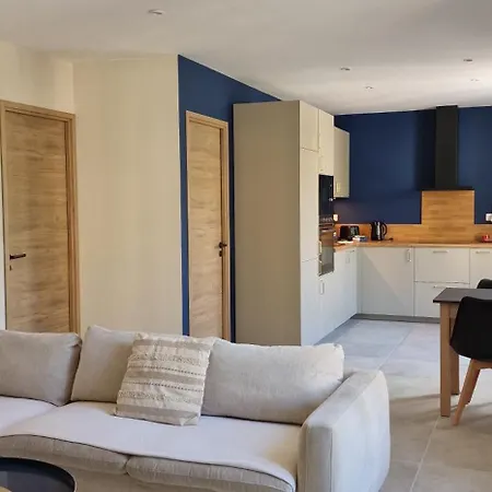 Superbe Porte De La Cite Medievale A Entierement Renove Tres Bien Equipe 6 Pers Balcon Clim Parking Prive Devant Daire *