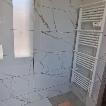 Superbe Porte De La Cite Medievale Entierement Renove Tres Bien Equipe 6 Pers Balcon Clim Parking Prive Devant Apartment *