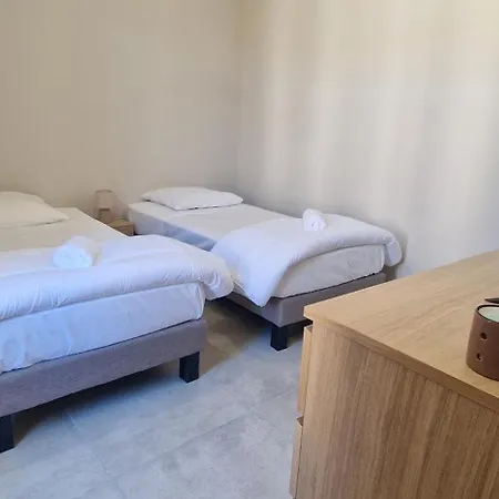 Superbe Porte De La Cite Medievale A Entierement Renove Tres Bien Equipe 6 Pers Balcon Clim Parking Prive Devant Sommières