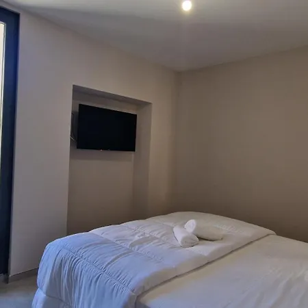 Superbe Porte De La Cité Médiévale à Entièrement Rénové Très Bien équipé 6 Pers Balcon Clim Parking Privé Devant Appartamento