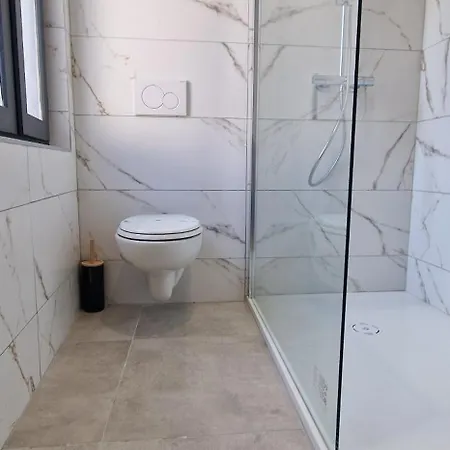 Apartment Superbe Porte De La Cite Medievale Entierement Renove Tres Bien Equipe 6 Pers Balcon Clim Parking Prive Devant