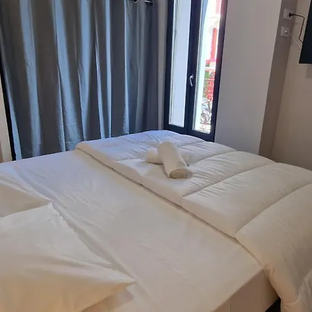 Superbe Porte De La Cite Medievale A Entierement Renove Tres Bien Equipe 6 Pers Balcon Clim Parking Prive Devant Lejlighed