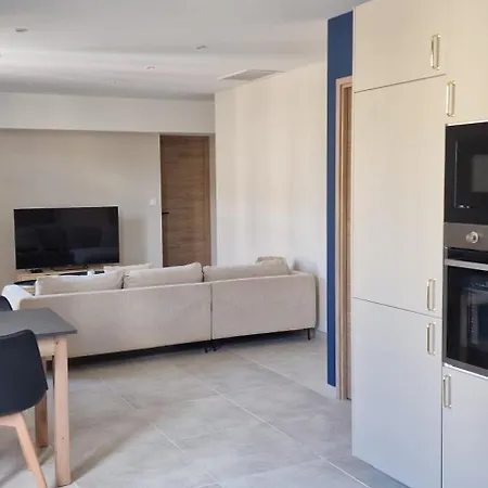 Apartment Superbe Porte De La Cite Medievale Entierement Renove Tres Bien Equipe 6 Pers Balcon Clim Parking Prive Devant Sommieres