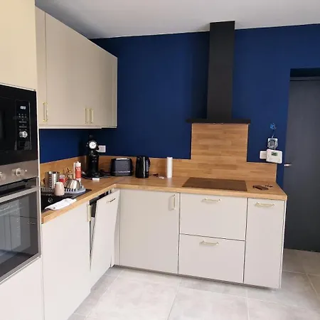 Superbe Porte De La Cite Medievale A Entierement Renove Tres Bien Equipe 6 Pers Balcon Clim Parking Prive Devant *