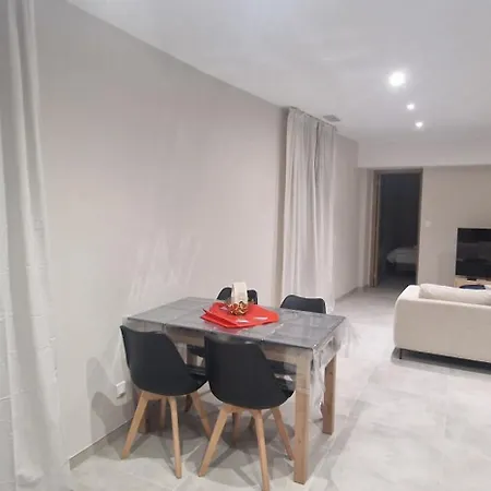 Superbe Porte De La Cité Médiévale à Entièrement Rénové Très Bien équipé 6 Pers Balcon Clim Parking Privé Devant Sommières