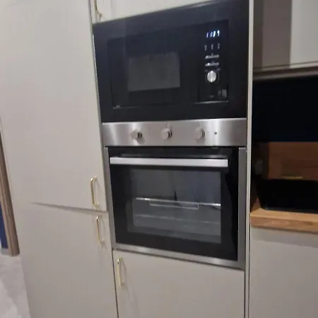 Superbe Porte De La Cite Medievale A Entierement Renove Tres Bien Equipe 6 Pers Balcon Clim Parking Prive Devant Daire *