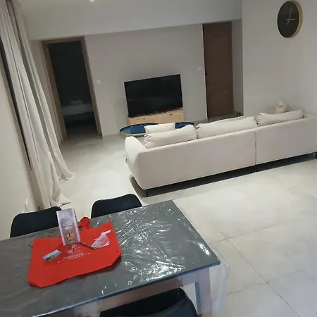 Superbe Porte De La Cite Medievale A Entierement Renove Tres Bien Equipe 6 Pers Balcon Clim Parking Prive Devant Lägenhet
