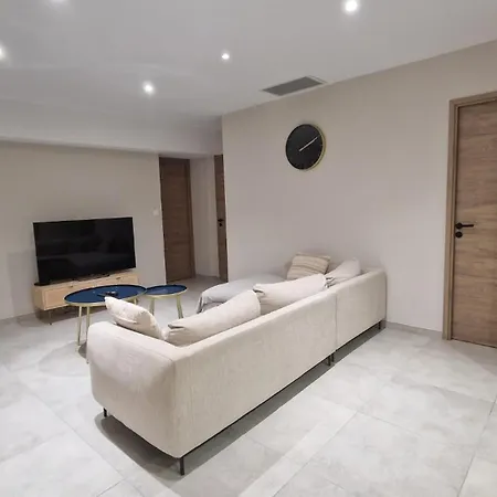 Superbe Porte De La Cite Medievale A Entierement Renove Tres Bien Equipe 6 Pers Balcon Clim Parking Prive Devant * Sommières