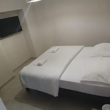 Superbe Porte De La Cite Medievale A Entierement Renove Tres Bien Equipe 6 Pers Balcon Clim Parking Prive Devant Daire *