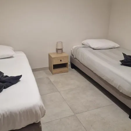 Superbe Porte De La Cite Medievale A Entierement Renove Tres Bien Equipe 6 Pers Balcon Clim Parking Prive Devant *