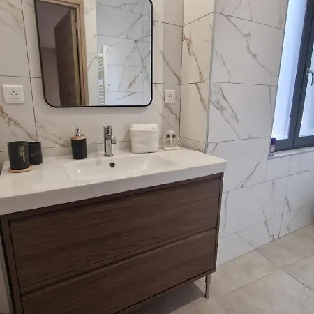 Daire Superbe Porte De La Cite Medievale A Entierement Renove Tres Bien Equipe 6 Pers Balcon Clim Parking Prive Devant Sommières