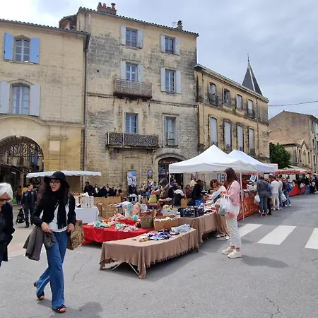 Superbe Porte De La Cite Medievale A Entierement Renove Tres Bien Equipe 6 Pers Balcon Clim Parking Prive Devant Sommières